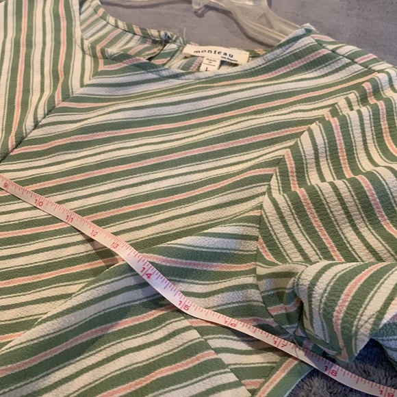 Crop top blouse with ruffled sleeves and bottom. - Picture 3 of 4